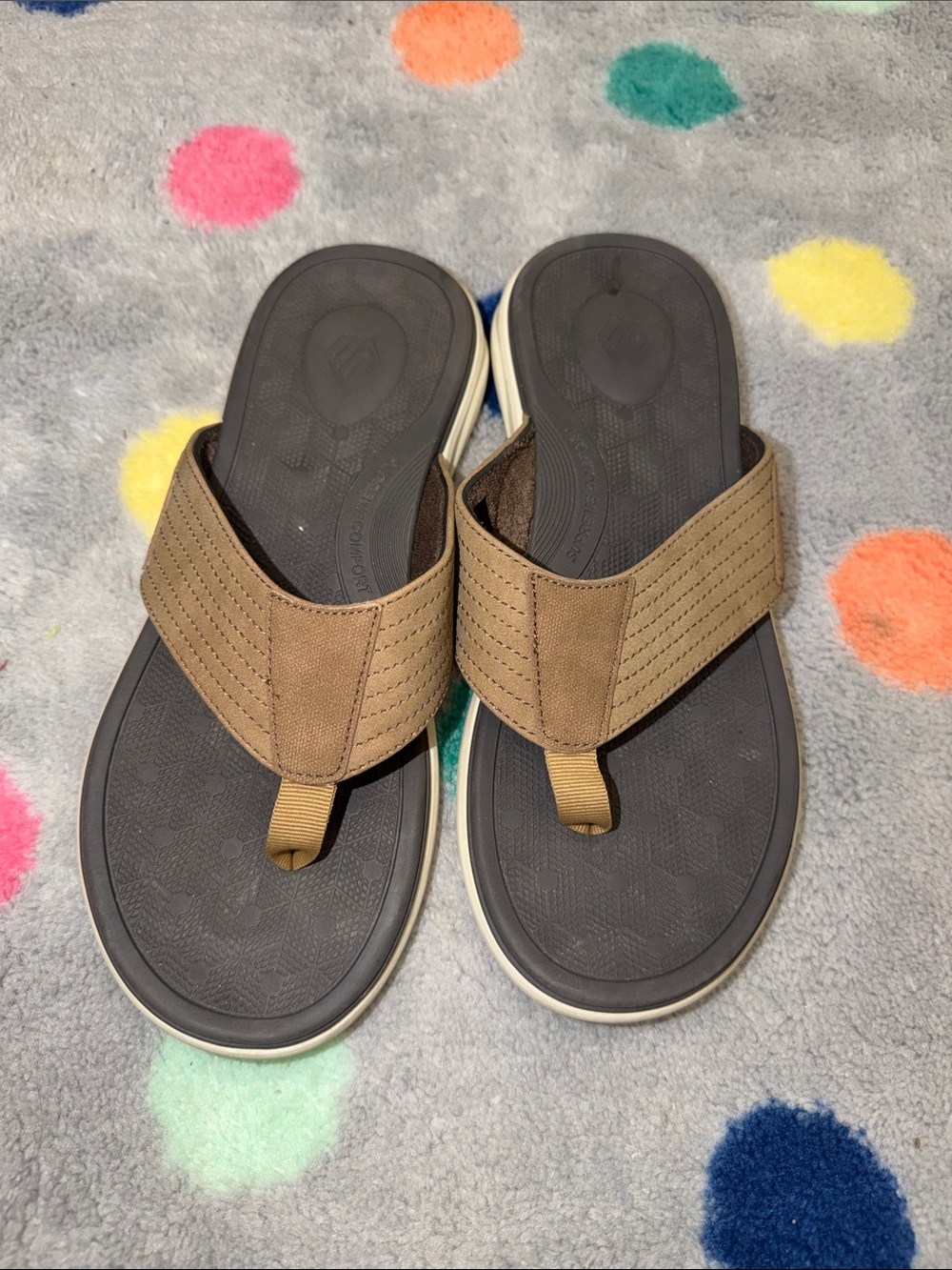 Like new Johnston & Murphy Men's Flip Flop Sandals size 9.